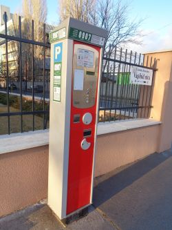 Parkolóautomata a zónakóddal (0907) és a 763-as telefonszámokkal