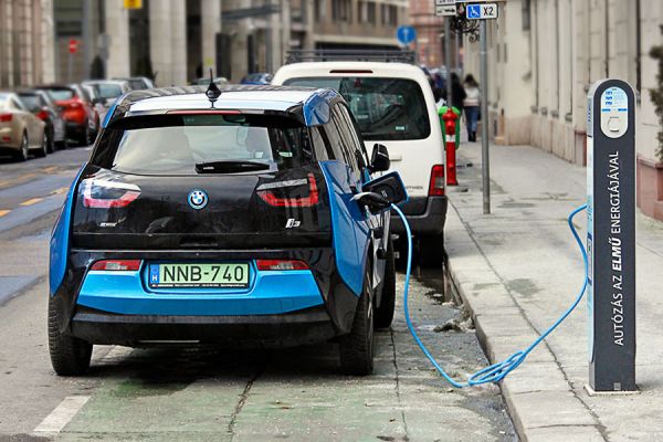 Fájl:Villanyauto toltese Budapesten.jpg